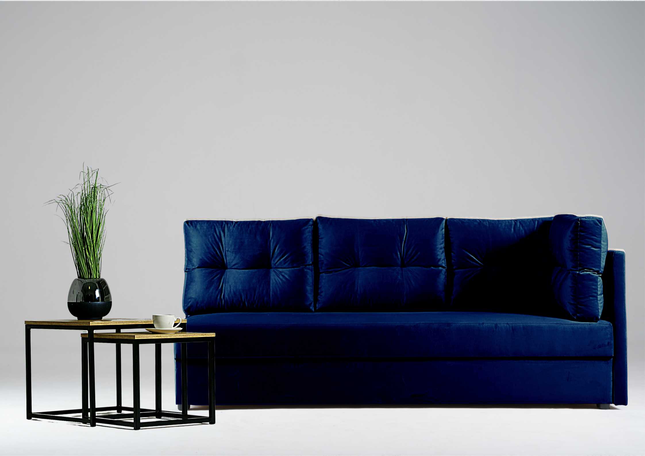 Granatowa sofa do salonu 